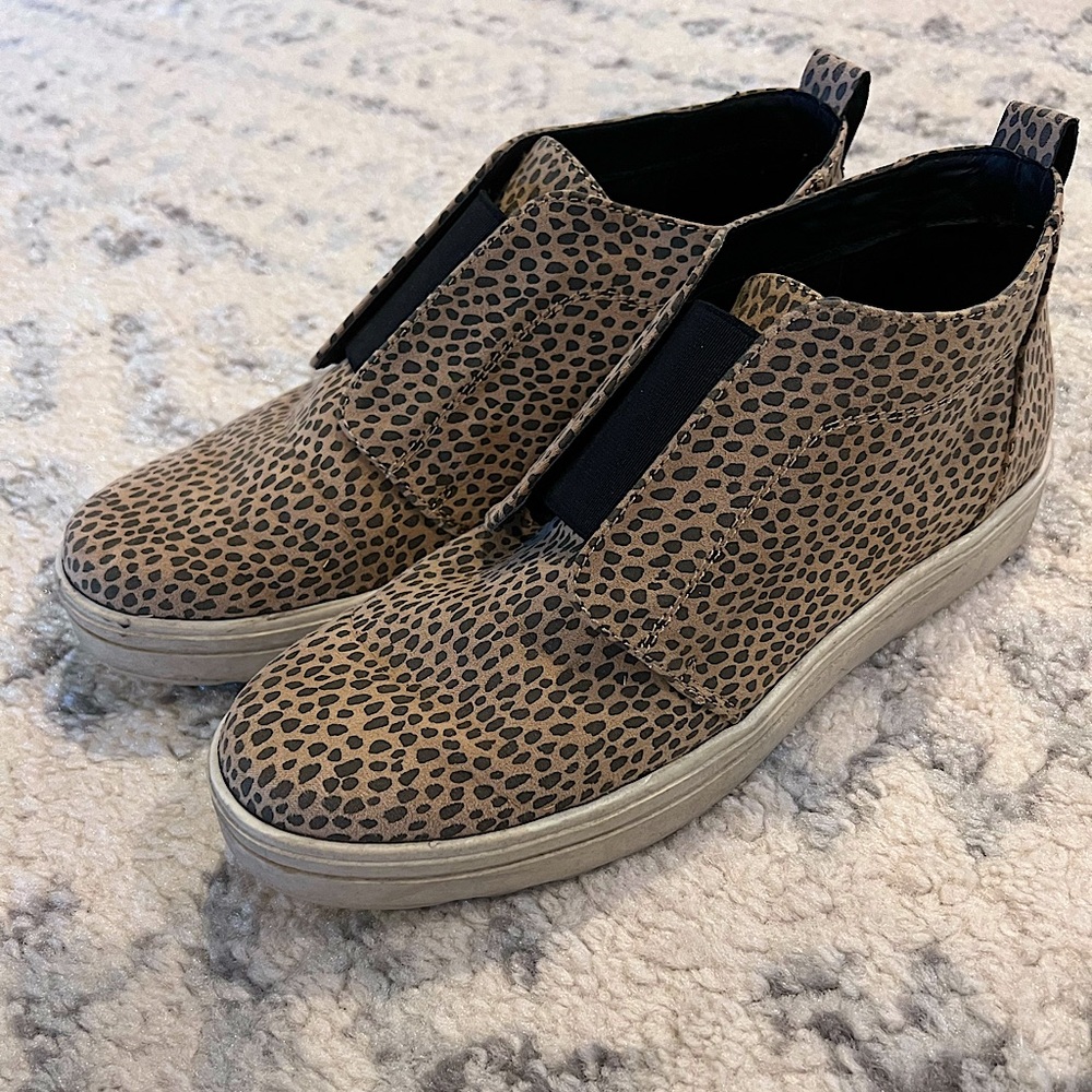 EUC Universal Threads leopard spot high top slip on sneakers size 8